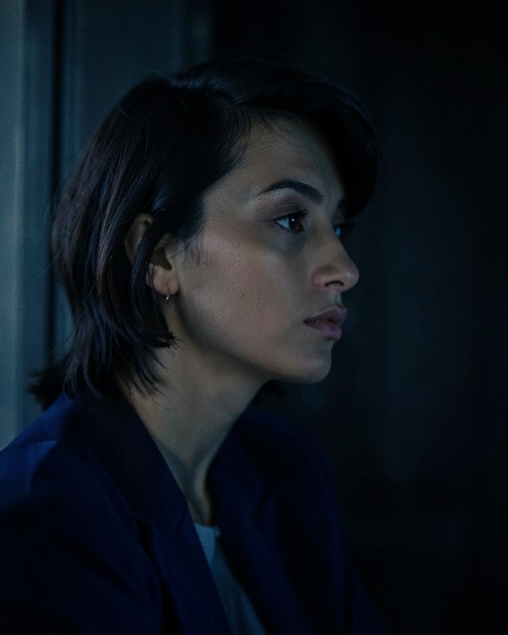 Mulher em silêncio, contemplativa